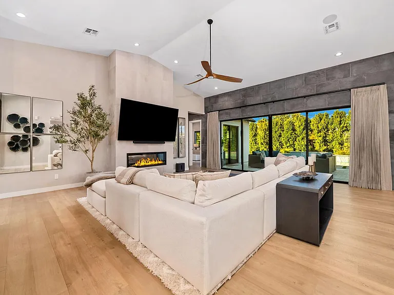 3810 E Clarendon Ave — Photo 13