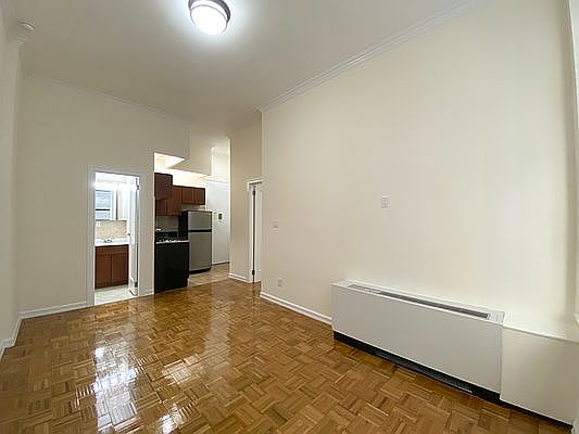 3rd image of 304 W 92nd St APT 1A