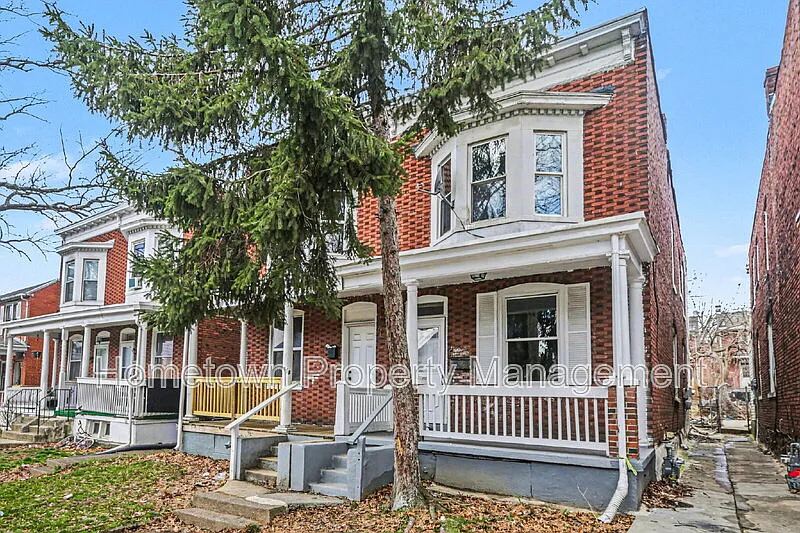 3 bed, 1.0 bath, 1272 sqft, $1,600 — Photo 1