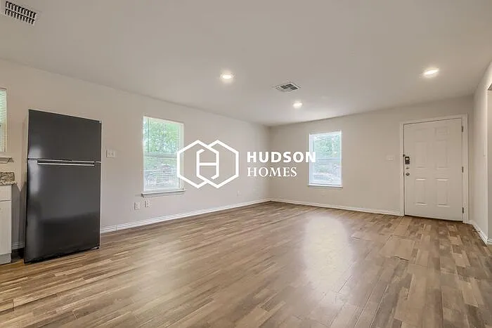 111 Quinta St — Photo 3