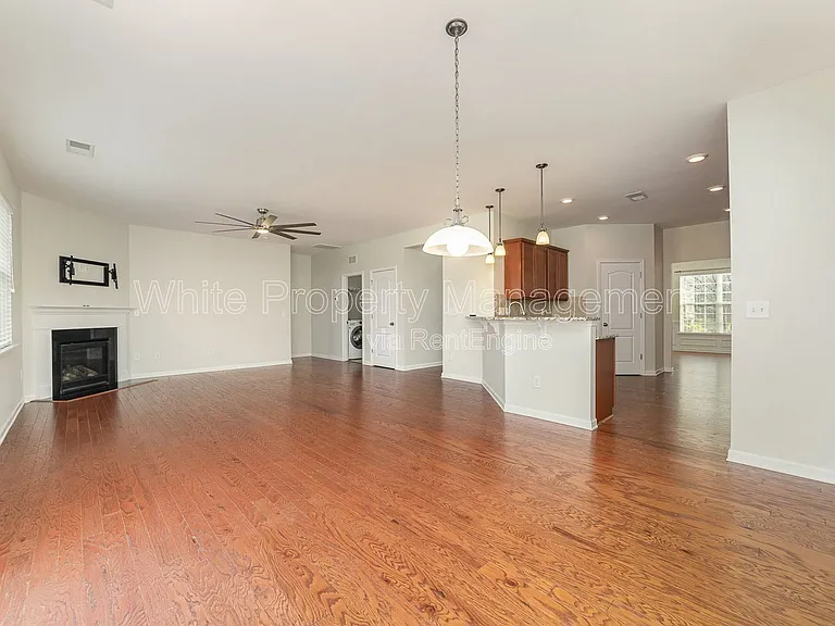 7922 Kelburn Ln — Photo 8