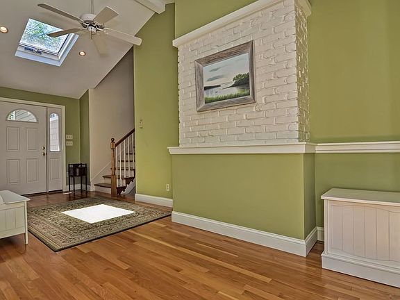5th image of 104 Karen Cir