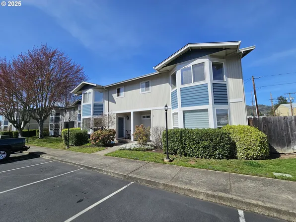 202 NE Rifle Range St APT 1, Roseburg, OR 97470