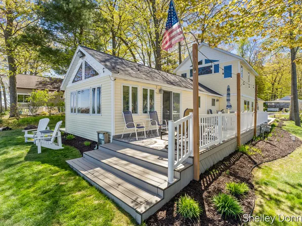 1071 E Hess Lake Dr, Grant, MI 49327
