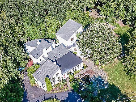 3rd image of 460 Reeders Run Rd