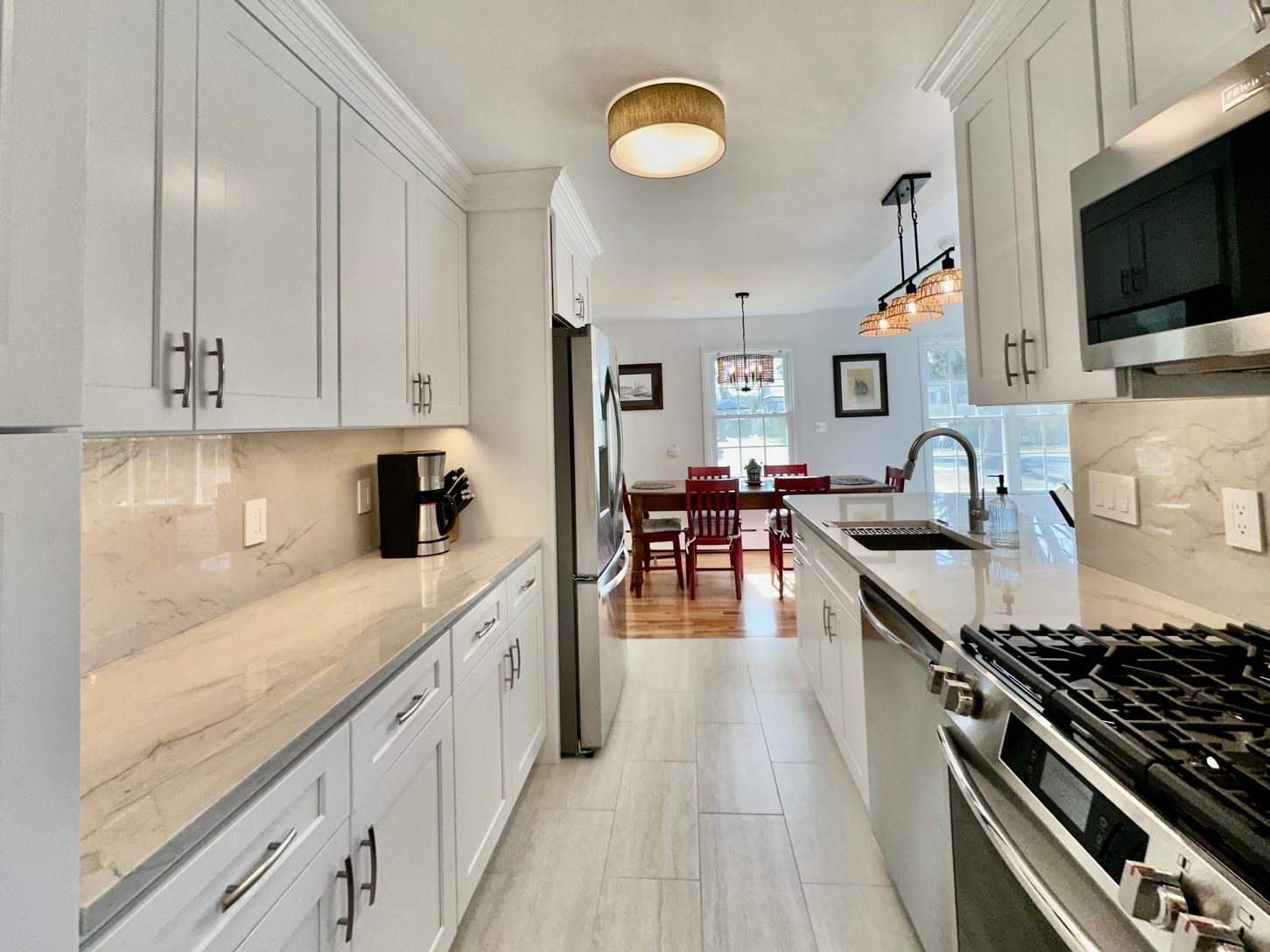  Kitchen to Dining Area