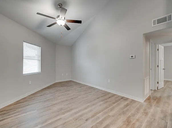 1313 Elm St — Photo 4