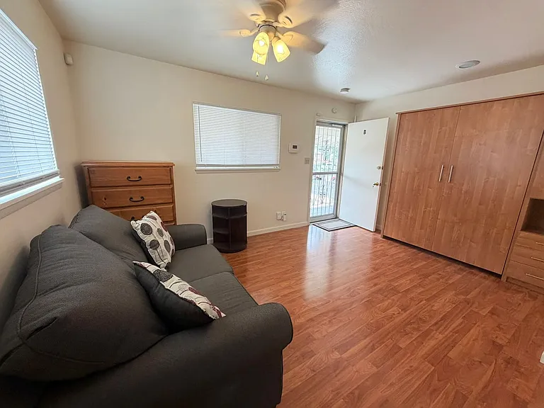 544 Roberts St — Photo 5