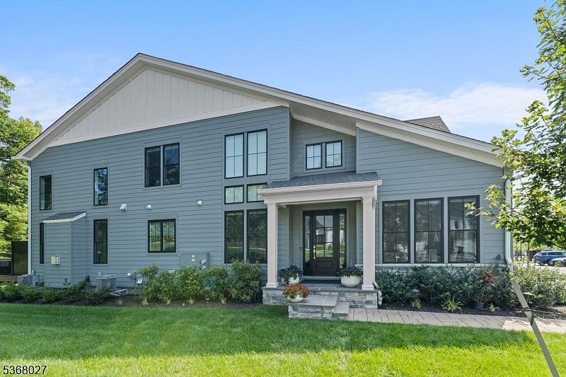 1st image of 28 Peacock Ln #28