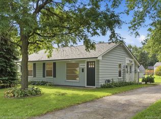 2908 Edna Jane Dr, Auburn Hills, MI 48326