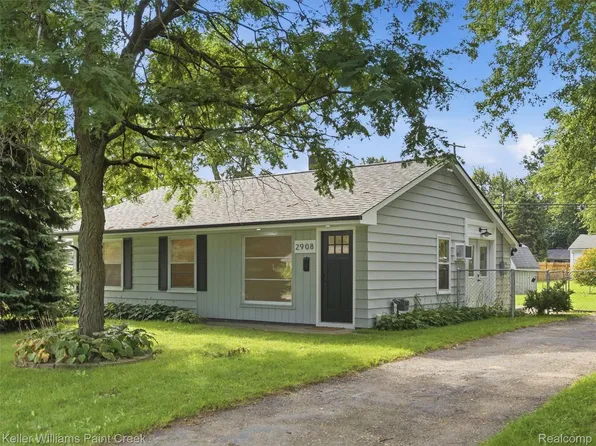 2908 Edna Jane Dr, Auburn Hills, MI 48326