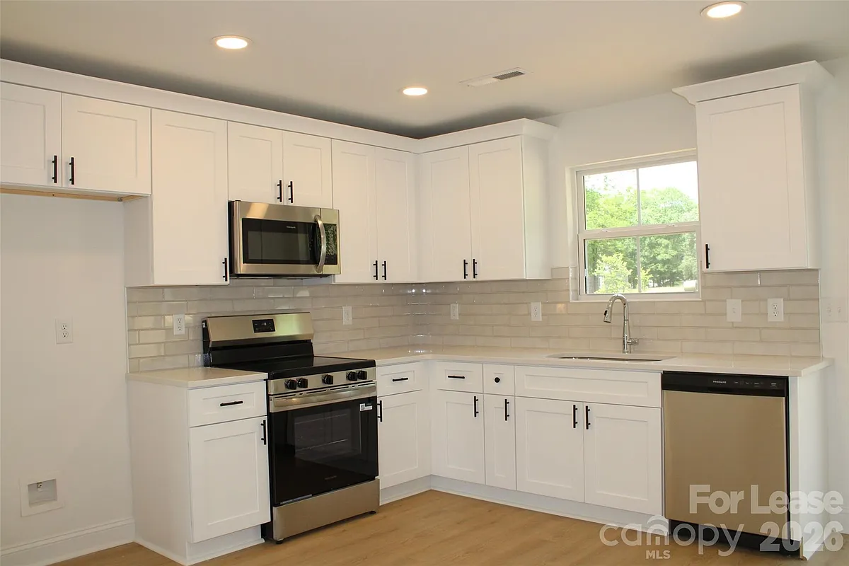 Building Photo - 574 W Park Ave #A