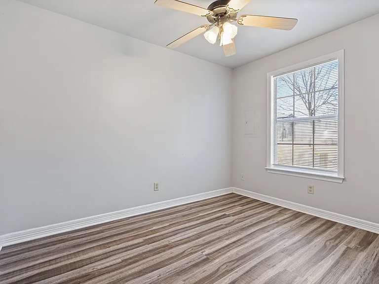 884 W Holly St — Photo 13
