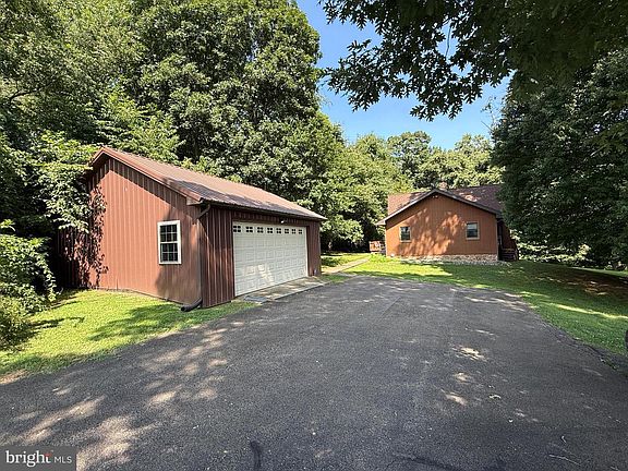 3rd image of 946 Street Rd