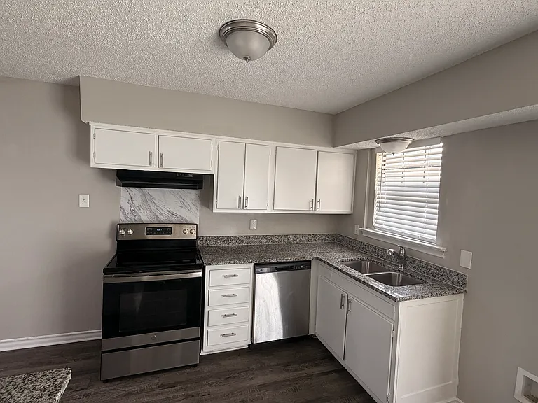 2514 Greenway St — Photo 7