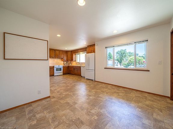 5th image of 9892 Hillview Dr