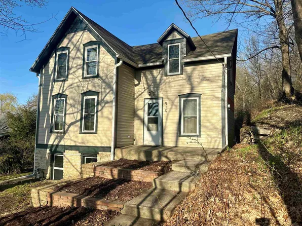 910 Maple Ave, Decorah, IA 52101
