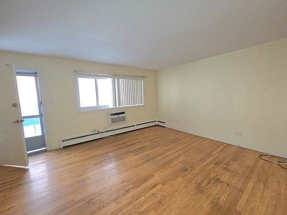 2nd image of 528 W Wellington Ave #103