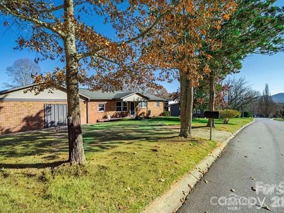 3rd image of 39 N Pershing Rd