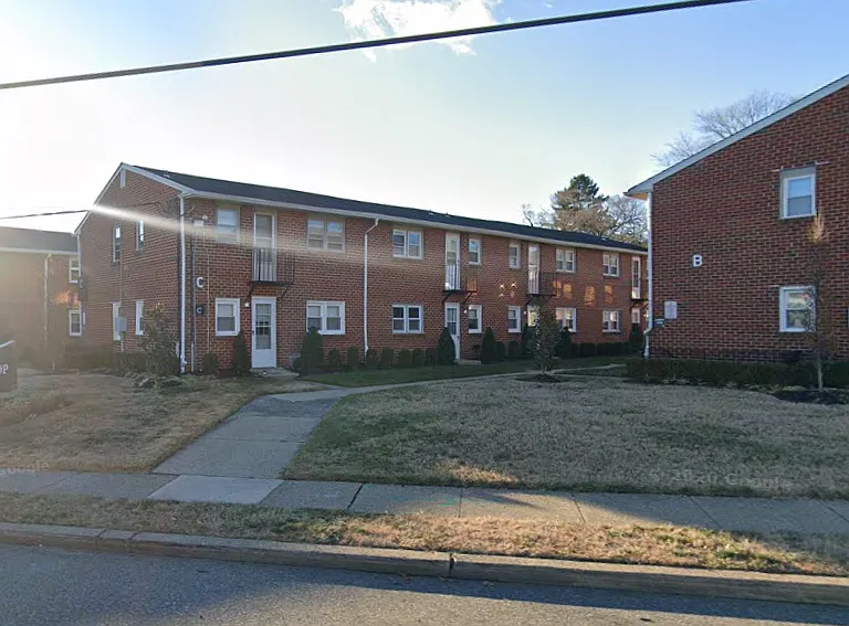 Hilltop Court Apartments — Photo 1