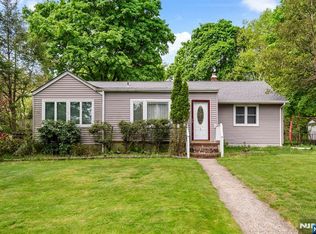 3 Burton Pl, Cresskill, NJ 07626
