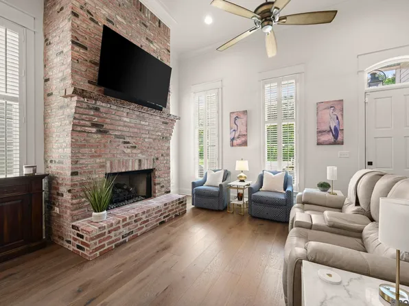 2843 Pointe Marie Dr, Baton Rouge, LA 70820
