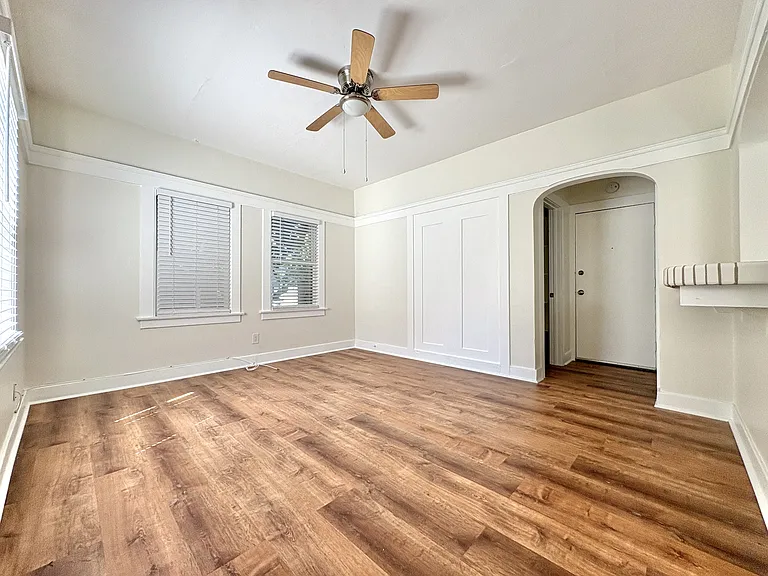 413 E 7th St #5 — Photo 1