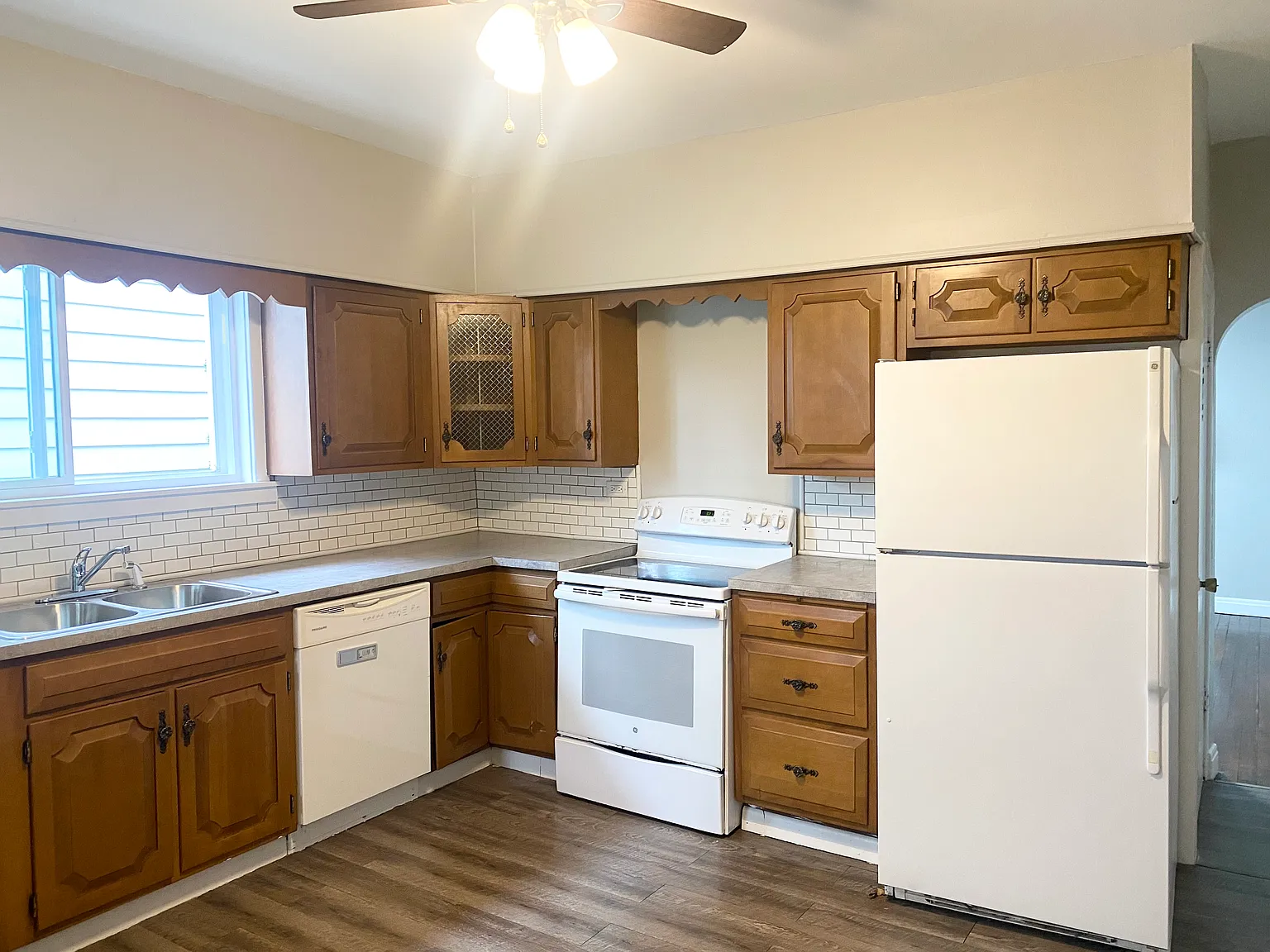 3 bed, 1.5 bath, 1300 sqft, $1,600 — Photo 4