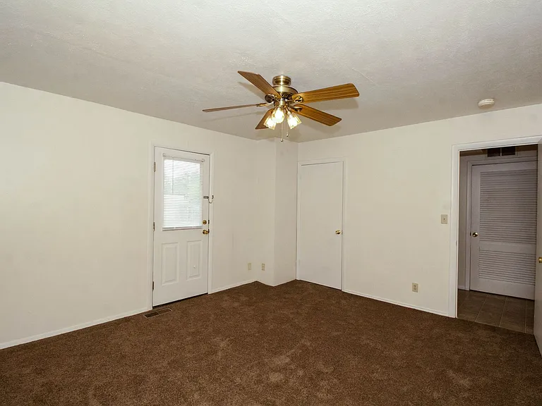 2213 Peirce Ave — Photo 7