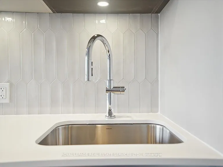 395 Dundas St W #239 — Photo 11