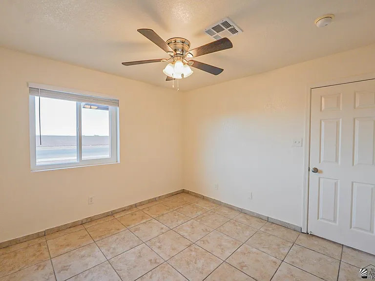 587 E Jefferson St — Photo 13