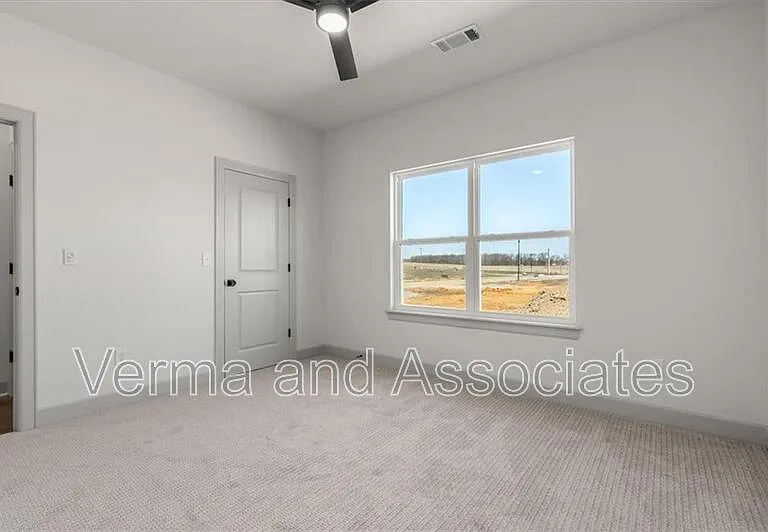 1050 Whistler St — Photo 13