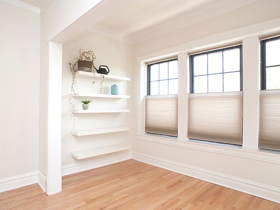 4th image of 925 Clarence Ave APT 3