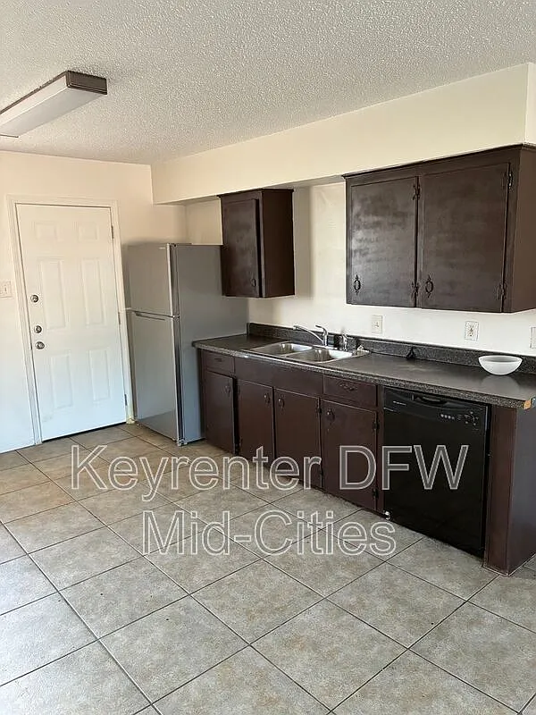 2 bed, 1.0 bath, 900 sqft, $1,050 — Photo 4