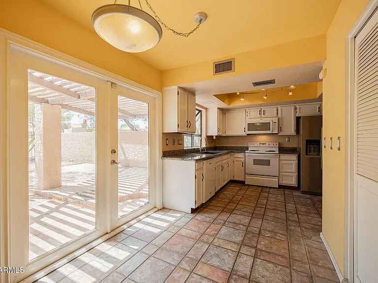 1650 N Ventura Ln — Photo 9