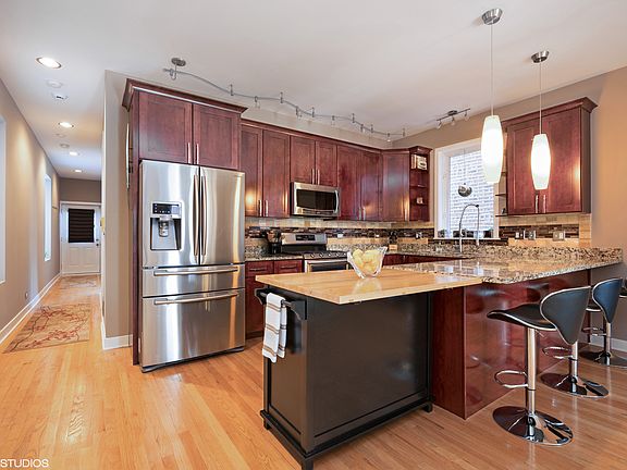 4th image of 2032 W Superior St APT 1