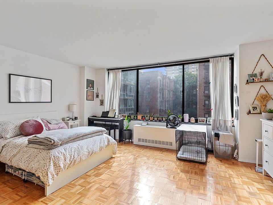 2nd image of 215 W 95th St APT 4P