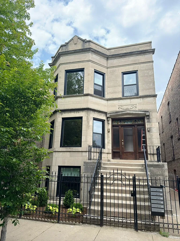 3 bed, 800 sqft, $2,300 — Photo 1