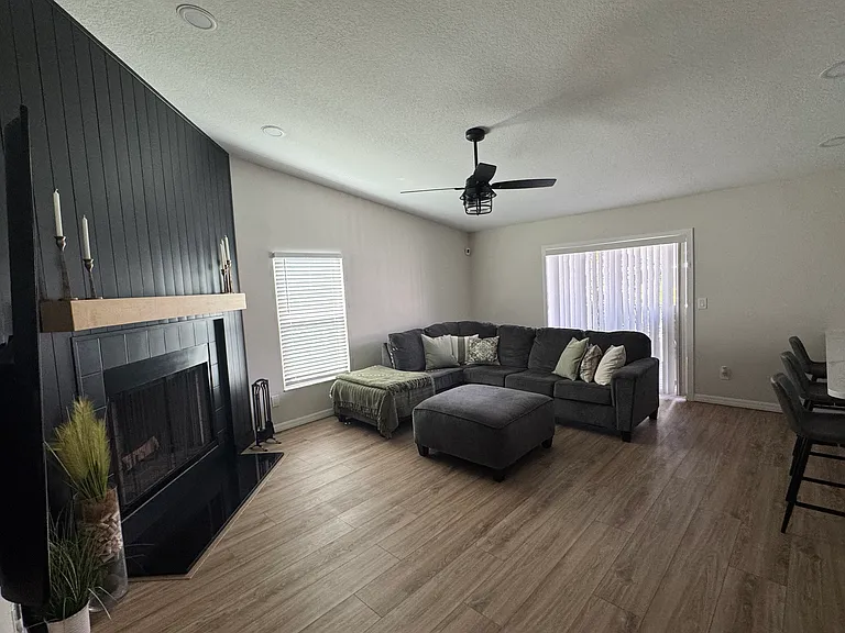 401 E Curlew Pl — Photo 3
