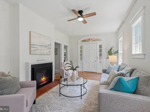 4323 Fessenden St NW, Washington, DC 20016