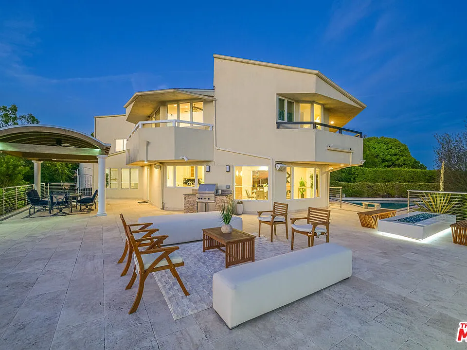 1121 Roberto Ln