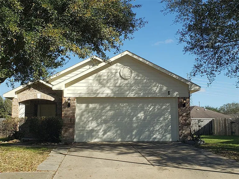 7302 Legacy Pines Dr — Photo 1