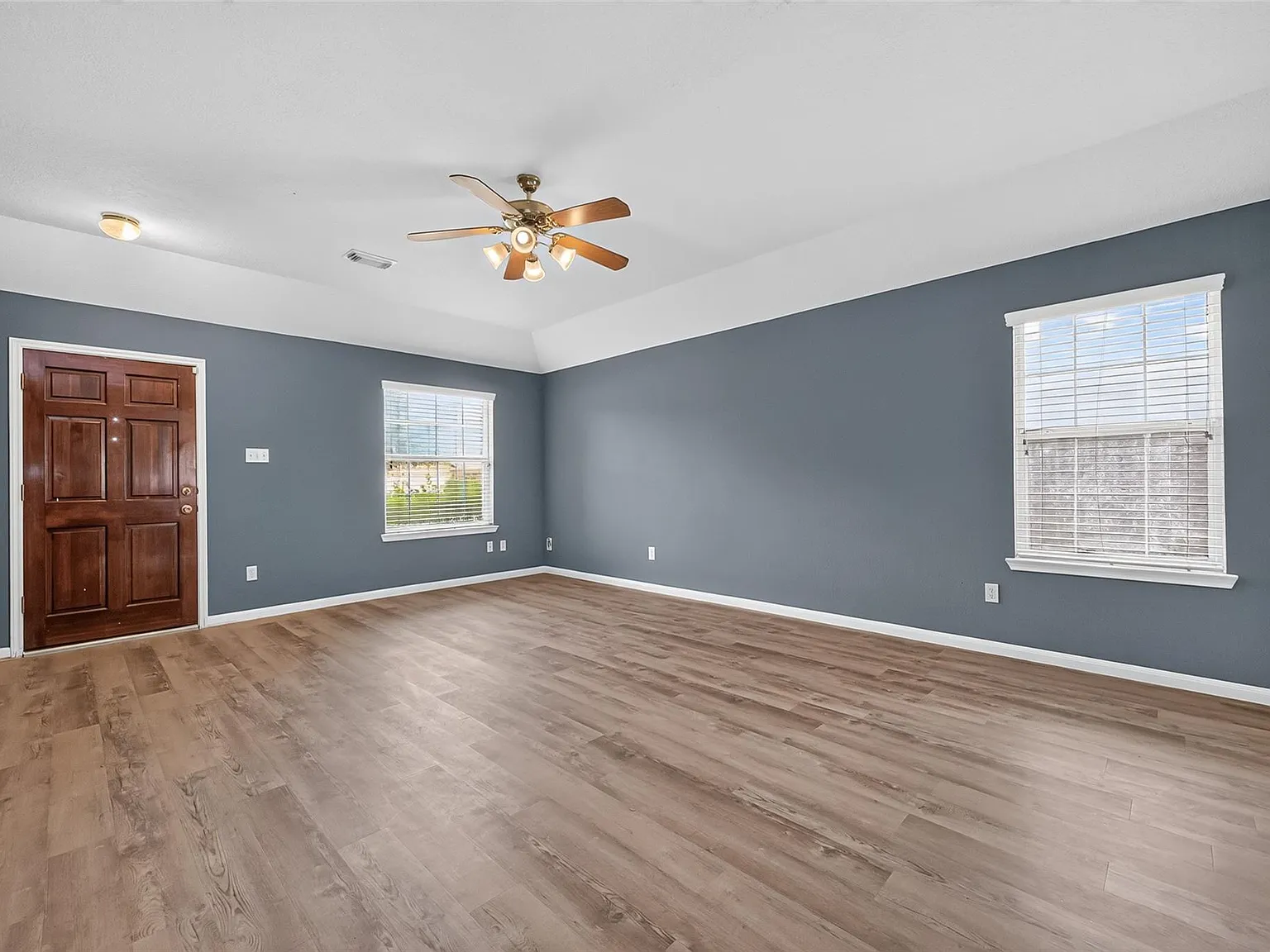 3 bed, 2.0 bath, 1401 sqft, $1,700 — Photo 3