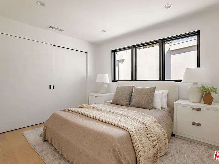 822 Superba Ave — Photo 35