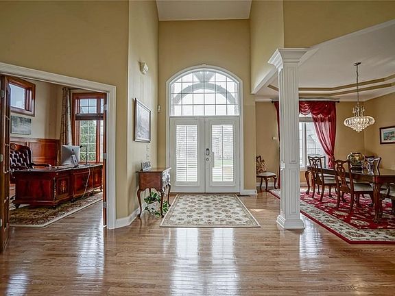 Elegance Entrance, 2 Story Foyer