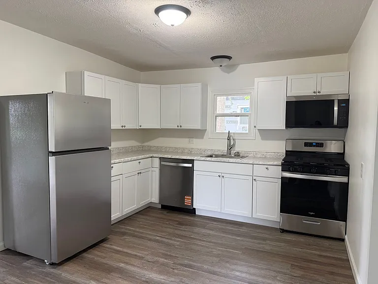 1052 N John St — Photo 15