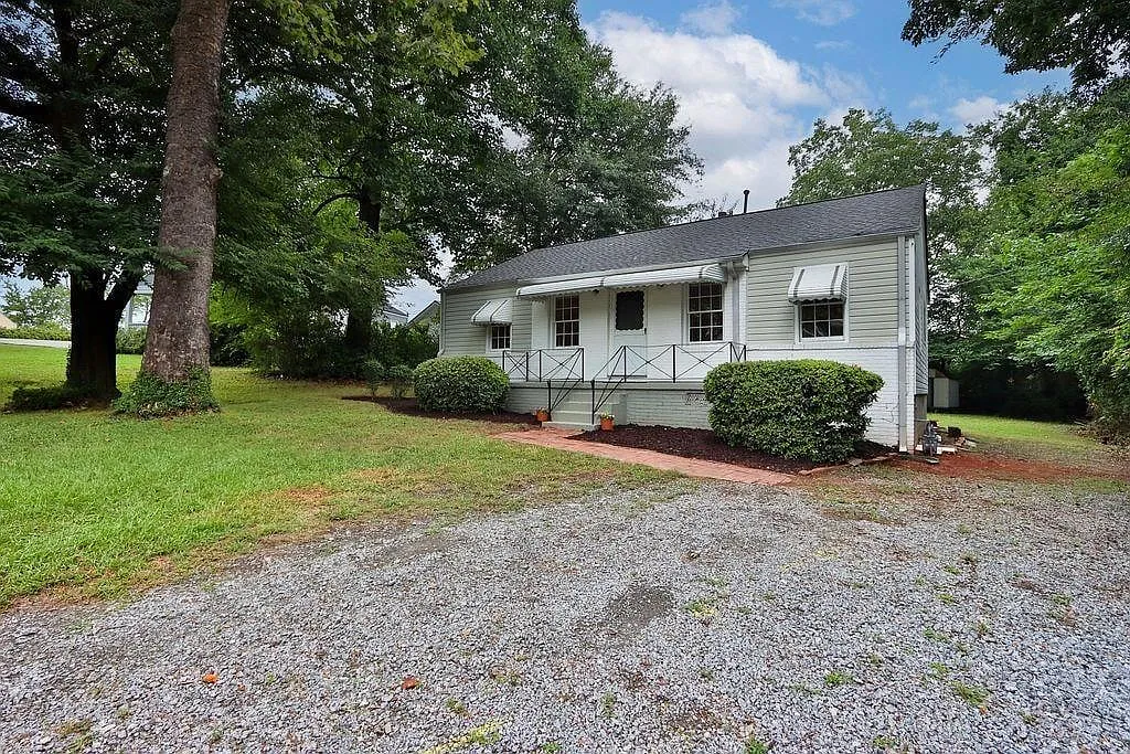 3 bed, 1.0 bath, 1246 sqft, $1,850 — Photo 3