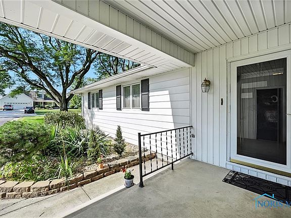 4th image of 936 Country Club Dr