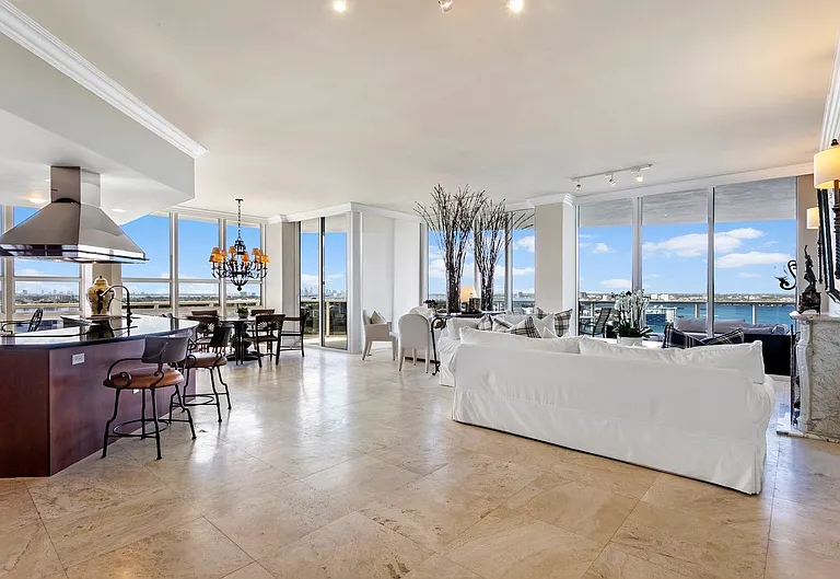 Collins Ave — Photo 3