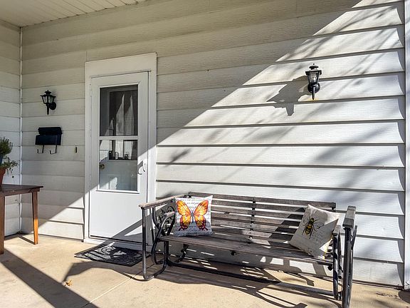 4th image of 228 Laurel Oak St
